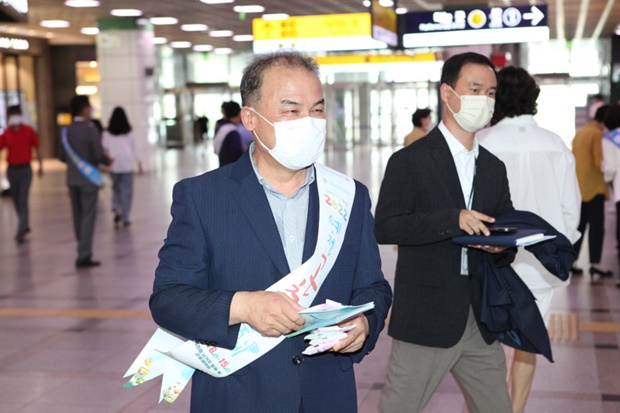 예천군의회 최병욱 의장 수원 전철역에서 2022 예천곤충축제 홍보 사진