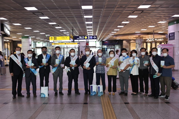 예천군의회 의원들 수원역에서 2022 예천곤충축제 홍보 사진