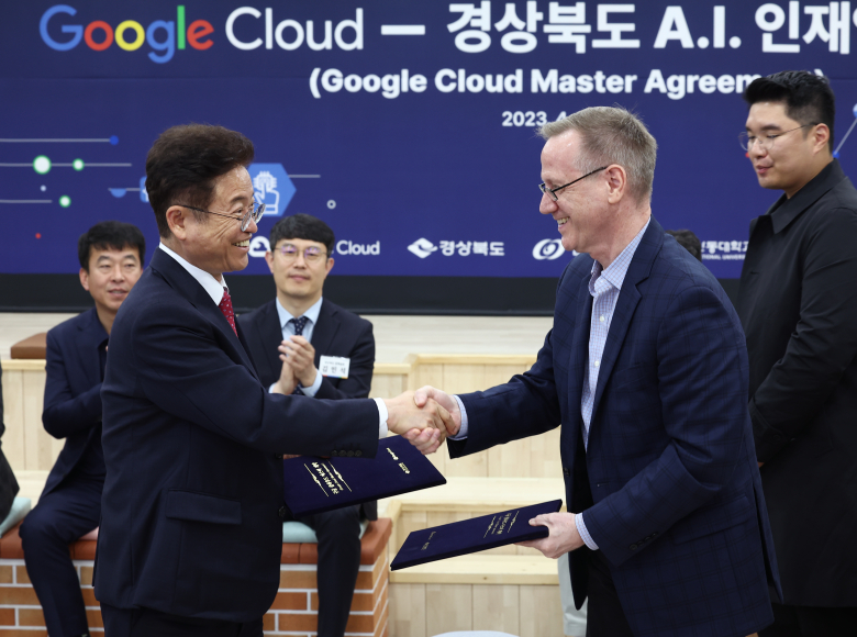 이철우 경북도지사와 폴 윌슨 구글 클라우드 아태일본지역 공공부문 총괄이사가 글로벌 인공지능 인재양성을 위한 협약을 체결했다.