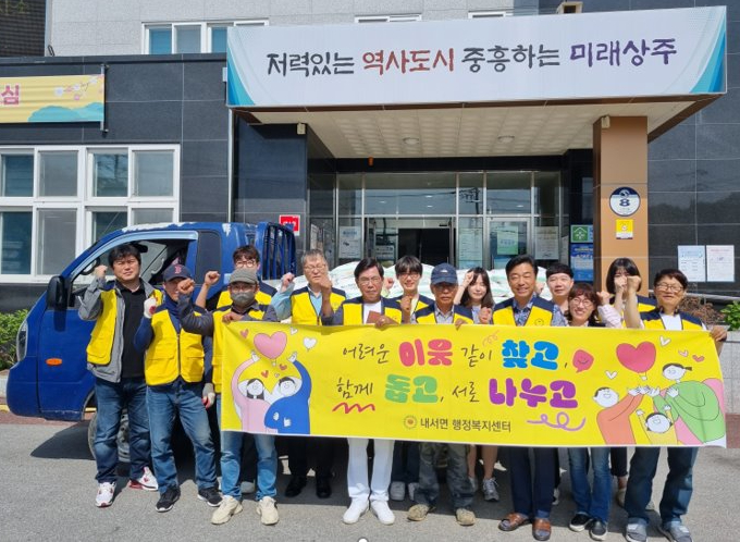 상주시 내서면 북장리 주민 안왕태씨, 정백화씨가 지난 16일, 내서면행정복지센터를 방문해 관내 어려운 이웃들에게 전해달라며 벼 3,750kg(쌀 2,400kg 상당)을 기탁했다. 사진제공 = 상주시