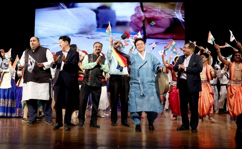 이철우 경북도지사가 지난 23일 오후 5시(현지시간) 인도 뉴델리 까마니 극장에서 열린 韓 Art Road 행사에 함께하고 있다.