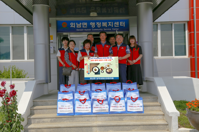 상주시 외남면지역사회보장협의체는 ‘사랑 더하고(+) 걱정 나누기(÷)’ 프로젝트 사업의 하나로 지난 21일, 관내 사례관리대상 및 서비스연계 15가구를 대상으로 ‘영양 듬뿍 보양식 지원’ 사업을 시행했다. 사진제공 = 상주시
