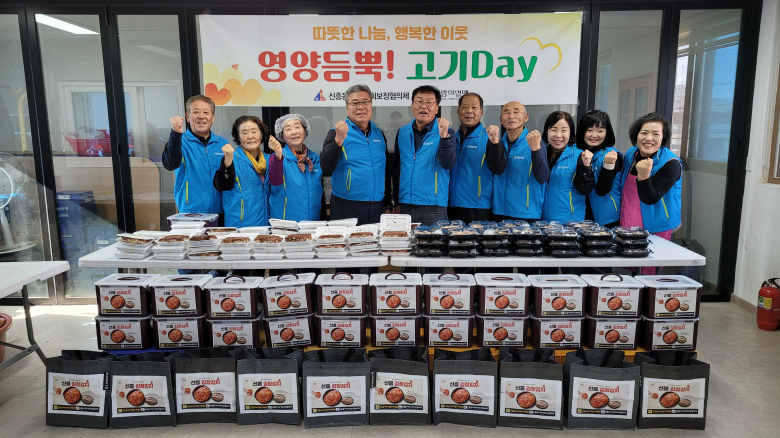 상주시 신흥동 지역사회보장협의체에서는 지난 28일, 협의체 위원 15여 명과 함께 겨울철을 대비한 ‘옷소매 붉은 김치’ 특화사업을 실시했다. 사진제공 = 상주시