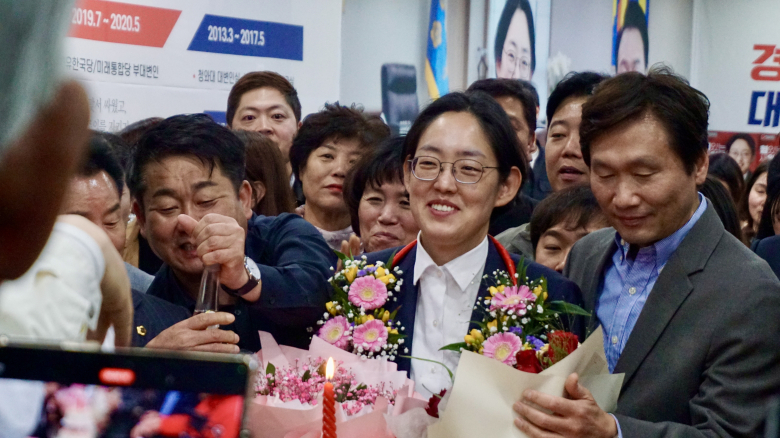 조지연 당선자가 당선이 확정된 후 캠프 관계자의 축하를 받고 있다.