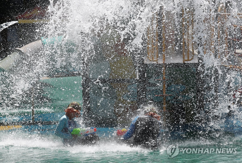 전국 대부분 지역에 폭염 특보가 발효되며 무더위가 이어진 지난해 8월23일 대구 서구 이현공원어린이물놀이장에서 한 어린이가 물놀이하며 더위를 식히고 있다. 연합