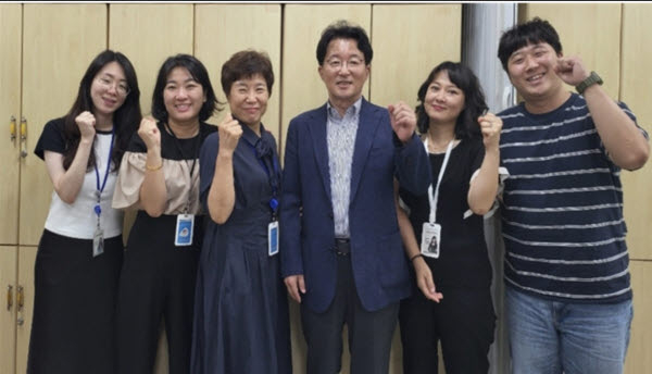 사공 센터장이 구미정신건강복지센터를 방문, 간담회를 마친 뒤 센터 관계자들과 함께 기념 촬영을 하고 있다. 사진제공=경북도광역정신건강복지센터