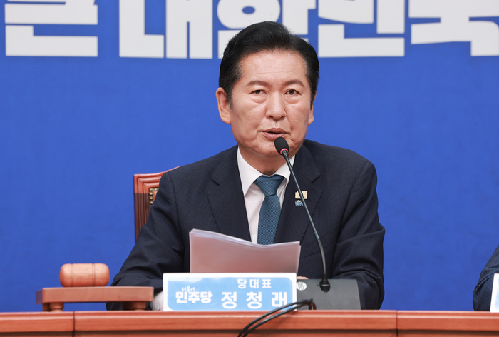 더불어민주당 정청래 대표가 24일 국회에서 열린 최고위원회의에서 대표직 사퇴 의사를 밝히고 있다. 연합뉴스