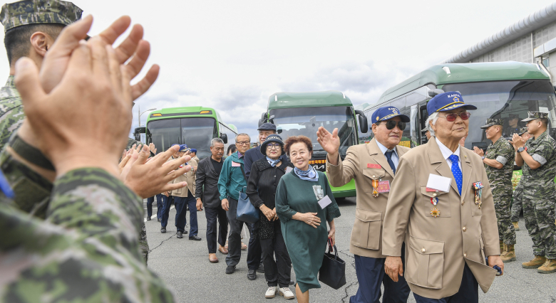 포항특정경비지역사령부는 지난 23일 부대 내 김대식관에서 포항지역 참전용사와 보훈단체 회원 90여 명을 초청해 감사행사를 개최했다. 사진제공=해병대