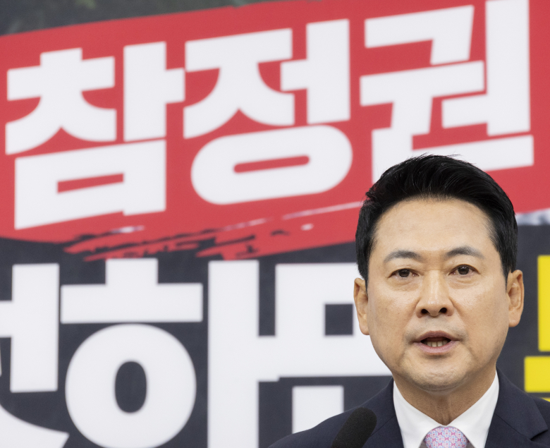 건강 악화로 엿새 동안 입원했던 국민의힘 장동혁 대표가 24일 병원 퇴원 뒤 국회에서 첫 공식 일정으로 가진 기자회견에서 회견문을 발표하고 있다. 연합