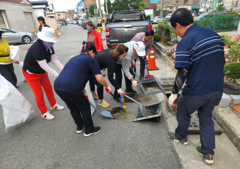 하망동 통장협의회 회원들이 여름철 집중호우 대비 빗물받이 점검 및 정비활동을 펼치고 있다. 사진제공=영주시