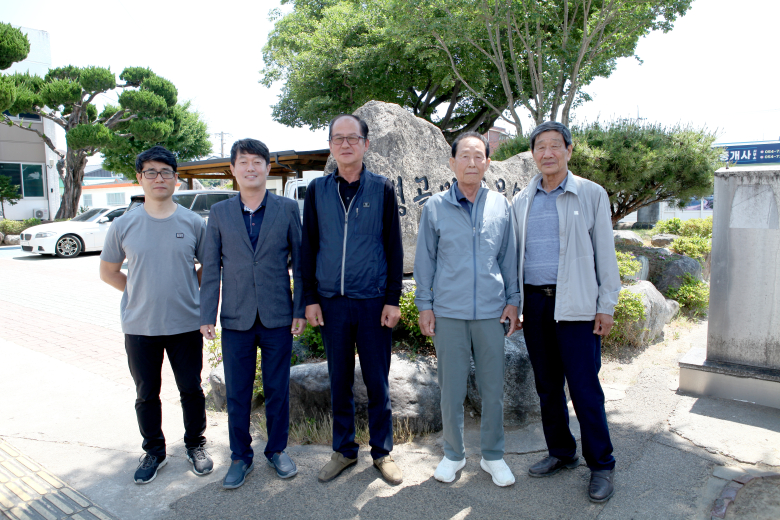 오른쪽부터 이덕암 백석2리 이장, 김정엽 영사리 이장, 김태우 병곡면 이장협의회장, 김대락 병곡면 부면장, 시원철 병곡면 이장협의회 사무국장