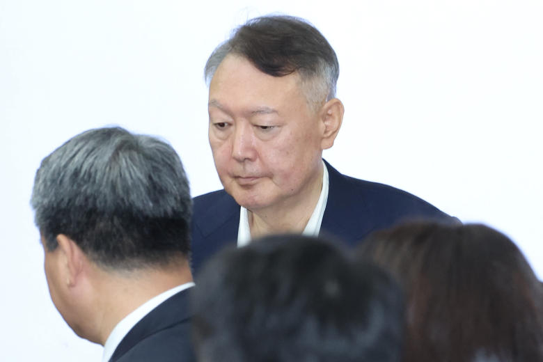 법정 출석하는 윤석열. 연합 자료사진