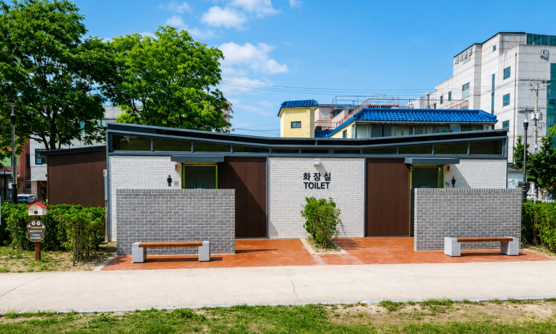 대릉원 일원에 새롭게 조성된 봉황대 공중화장실 전경. 사진제공=경주시
