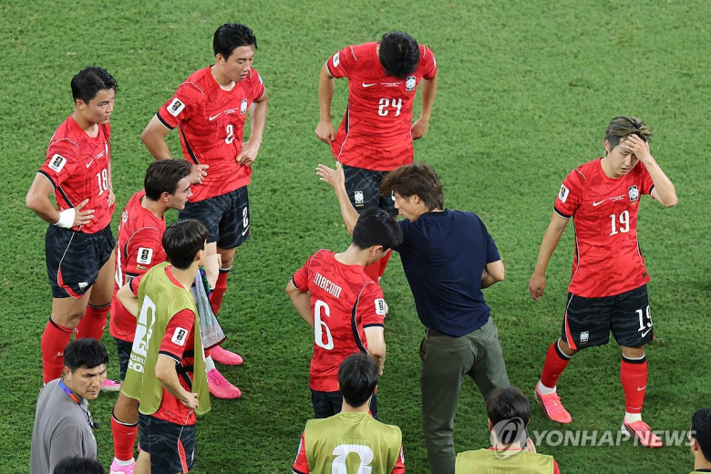 24일(현지시간) 멕시코 몬테레이 스타디움에서 열린 2026 북중미 월드컵 A조 3차전 한국과 남아프리카공화국의 경기. 홍명보 감독이 후반 하이드레이션 타임 때 전술을 지시하고 있다. 연합