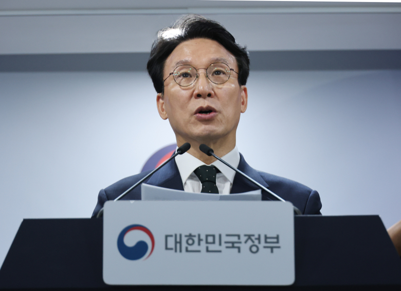 김민석 국무총리가 25일 서울 종로구 정부서울청사에서 검찰개혁 관련 현안 브리핑을 하고 있다. 연합