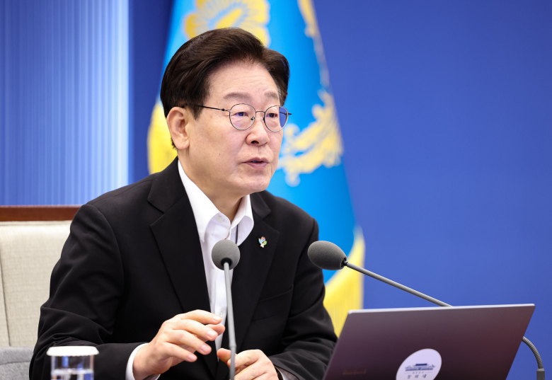 이재명 대통령이 25일 청와대에서 열린 수석보좌관회의에서 발언하고 있다. 연합