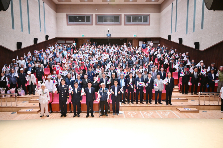 문경시는 25일 문희아트홀에서 6·25참전유공자와 보훈가족, 주요 내빈, 시민 등 350여 명이 참석한 가운데 **'제76주년 6·25전쟁 기념식 및 안보결의대회'**를 개최하고 참전용사들의 숭고한 희생정신을 기리며 나라사랑 정신과 안보의식을 되새겼다.