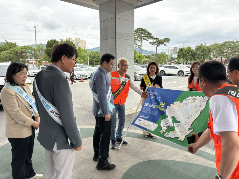 (사)한국교통장애인경북협회는 상주에서 ‘장애인 교통안전 경북순례캠페인’을 전개했다. 사진제공=상주시.