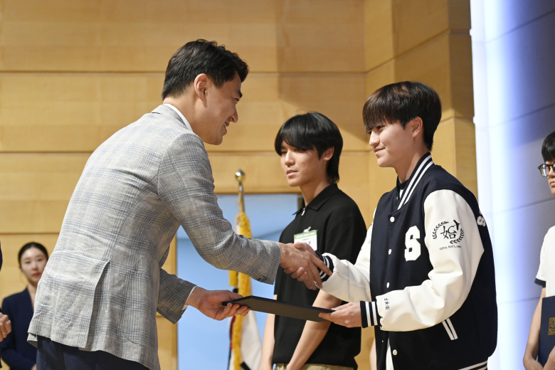최재훈 달성군수가 장학금을 전달하고 있는 모습. 사진제공=달성군