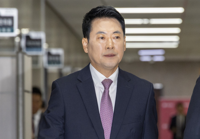 국민의힘 장동혁 대표가 25일 국회에서 열린 최고위원회의에 입장하고 있다. 연합