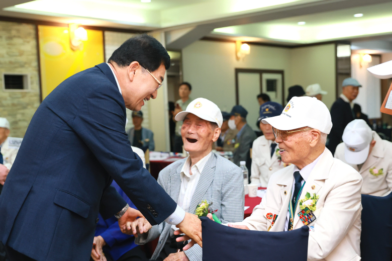 주낙영 경주시장이 25일 웨딩파티엘에서 열린 '6·25전쟁 제76주년 기념식'에서 참전유공자들과 인사를 나누며 감사의 뜻을 전하고 있다. 사진제공=경주시