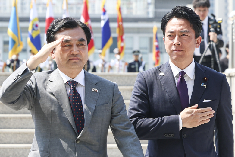 안규백 국방부 장관과 고이즈미 신지로 일본 방위상이 28일 서울 용산구 국방부 연병장에서 열린 의장행사를 마친 뒤 회담을 위해 이동하고 있다. 연합