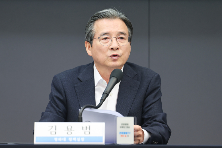 김용범 대통령비서실 정책실장이 24일 서울 중구 프레스센터에서 열린 관훈토론회에서 모두발언을 하고 있다. 연합