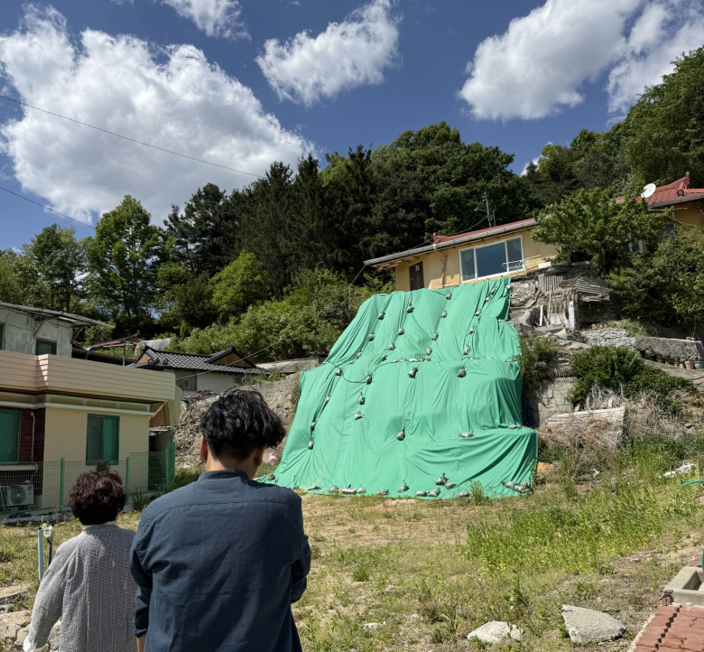 영주1동 직원들이 장마철 앞두고 재해취약지역 급경사지 안전 여부 점검을 하고 있다. 사진제공=영주시
