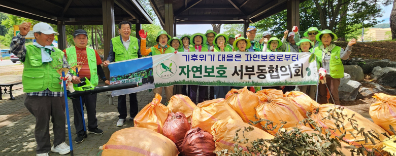 서부동 자연보호협의회 회원들이 이마트 주변에서 환경정화 활동을 실시했다.