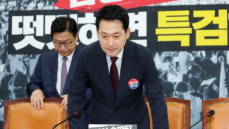 국민의힘 장동혁 대표와 정점식 원내대표가 29일 국회에서 열린 최고위원회의에 입장하고 있다. 연합