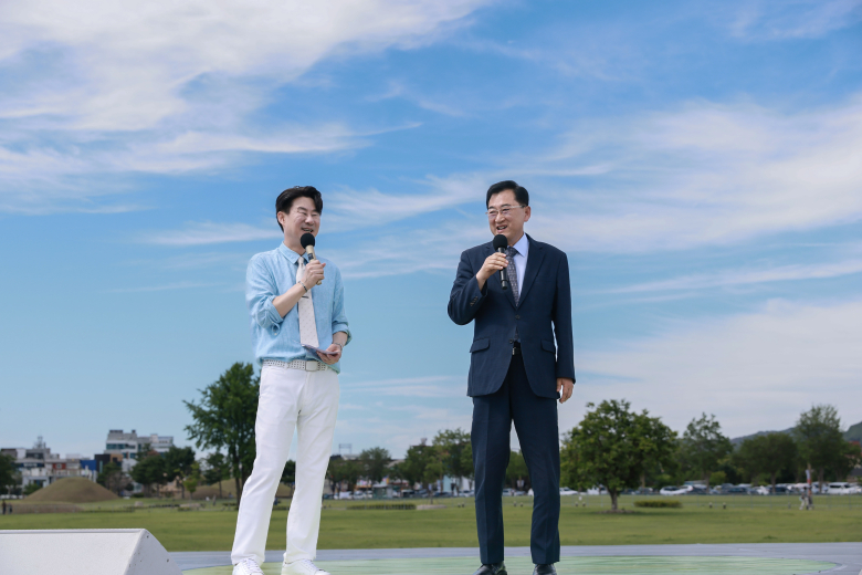 쪽샘지구 일원에서 열린 ‘KBS 전국노래자랑 경주시편’ 녹화 현장에서 주낙영 경주시장이 무대에 올라 관객들에게 인사하고 있다. 사진제공=경주시
