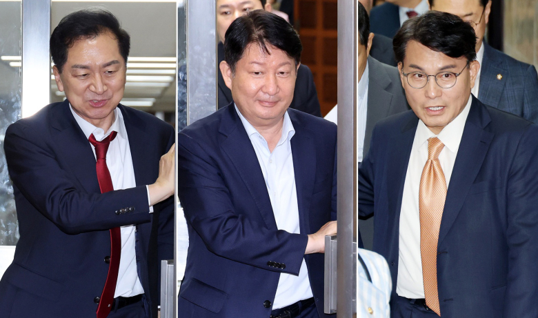 국민의힘 김기현(왼쪽부터), 권영진, 윤상현 의원이 29일 국회에서 열린 비공개 의원총회를 마친 뒤 회의장을 나서고 있다. 2차 종합 특별검사팀은 윤석열 전 대통령의 '체포 방해' 의혹과 관련해 김기현·권영진·윤상현 의원을 특수공무집행방해 혐의로 추가 입건하고 출석을 통보했다. 연합