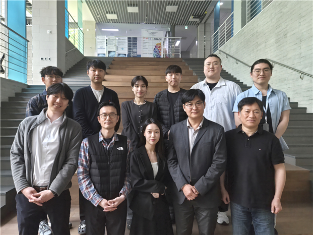 관련 사진 1. DGIST 뇌과학과 연구팀. (앞줄 왼쪽부터) 첫 번째 박포정 교수, 두 번째 백명인 교수, 네 번째 이효상 교수, (맨 오른쪽) 서병창 교수