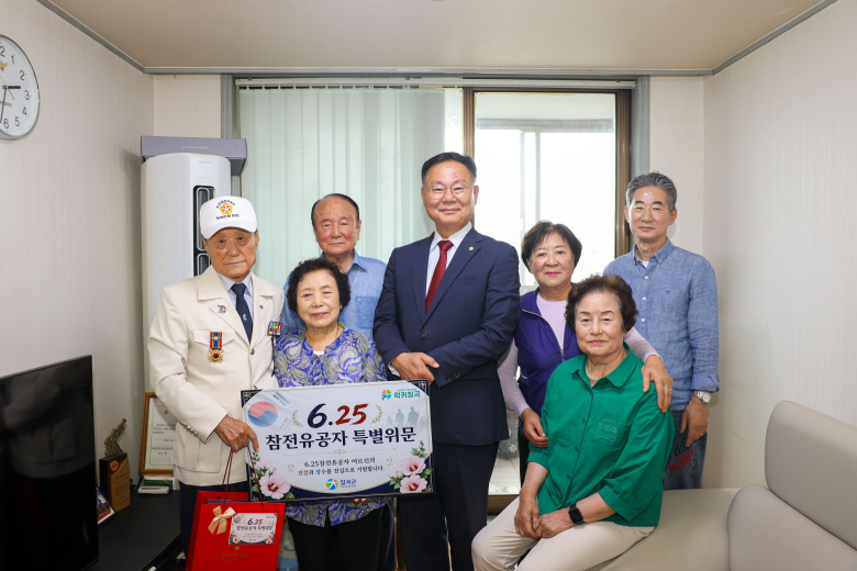김재욱 칠곡군수는 지난 25일, 6·25전쟁 제76주년을 맞아 기념식 대신 지역 참전유공자를 직접 찾아뵙고 감사의 뜻을 전했다.사진제공=칠곡군