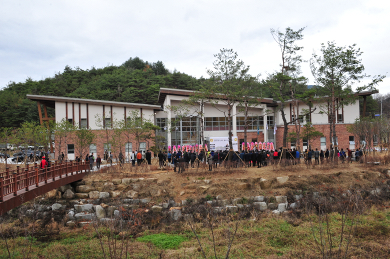 영주시는 지난 30일 산양삼‧산약초홍보교육관 개관 10주년을 맞아 조직 개편과 운영인력 확충을 완료하고, 임업인 맞춤형 교육과 지원 기능을 한층 강화했다. 사진제공=영주시