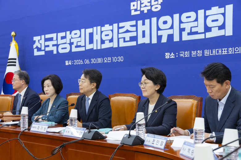 더불어민주당 전국당원대회 준비위원회 송옥주 부위원장이 30일 국회에서 열린 준비위 1차 회의에서 인사말을 하고 있다. 연합