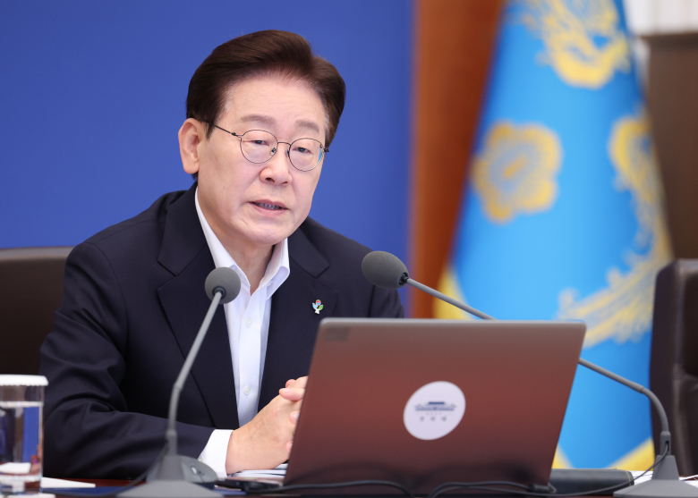 이재명 대통령이 30일 청와대에서 열린 국무회의 겸 비상경제점검회의에서 발언하고 있다. 연합