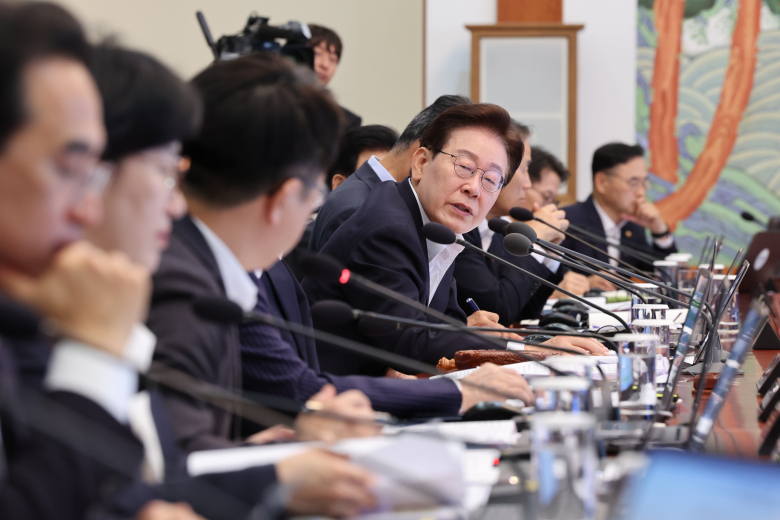 이재명 대통령이 30일 청와대에서 열린 국무회의 겸 비상경제점검회의에서 참석 국무위원들에게 질문하고 있다. 연합