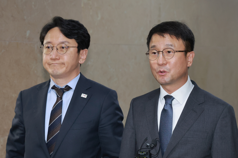 더불어민주당 한병도 원내대표가 30일 국회에서 22대 국회 하반기 원 구성을 위한 국민의힘 정점식 원내대표와의 회동을 마치고 운영위원장실에서 나와 회동 결과를 설명하고 있다. 여야 원내대표는 합의에 이르지 못했다고 밝혔다.