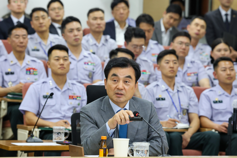 안규백 국방부 장관이 지난 5월 27일 서울 노원구 육군사관학교를 방문, 교수 및 훈육관과의 간담회에서 발언하고 있다. 연합(국방부 제공)