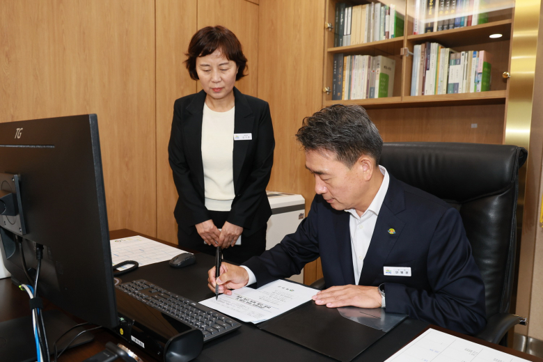 안병윤 군수 1호 결재사진 사진제공=예천군