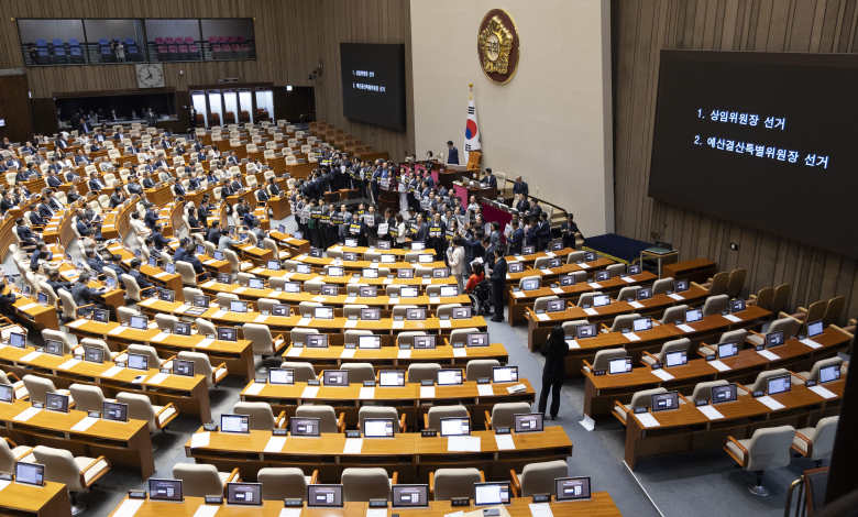 30일 국회에서 열린 22대 국회 하반기 11개 상임위원장과 예산결산위원장 선출을 위한 본회의에서 국민의힘 의원들이 민주당의 일방적인 선출 강행에 항의하며 규탄 시위를 벌이고 있다. 연합
