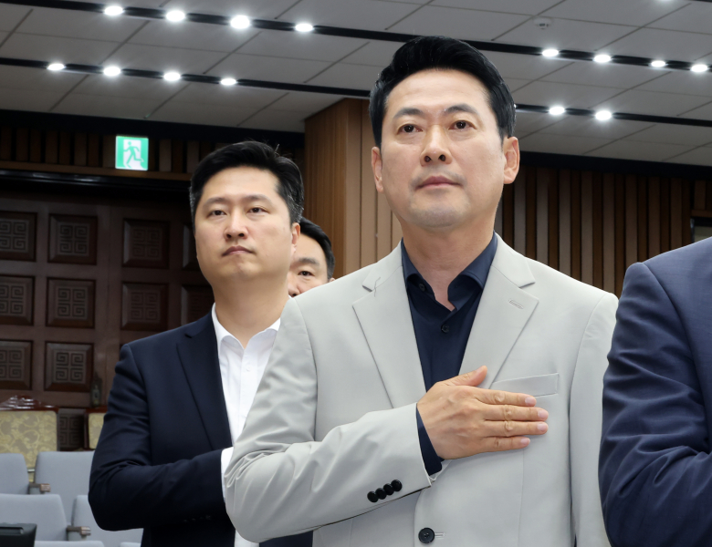 국민의힘 장동혁 대표와 우재준 청년 최고위원이 30일 국회에서 열린 부정ㆍ무능 선관위 해체 수준의 쇄신 및 재선거 촉구를 위한 6ㆍ3 참정권 박탈 사태 청년ㆍ대학생 시국 대토론회에서 국기에 경례하고 있다. 연합