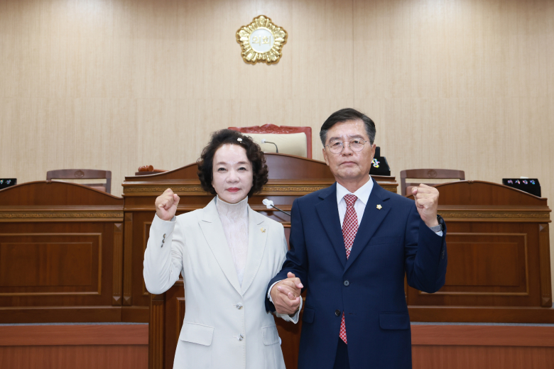 청송군의회 제10대 의장단 (사진 우측 심상휴 의장, 좌측 박신영 부의장). 사진제공=청송군의회