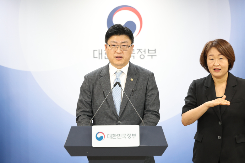 1일 서울 종로구 정부서울청사에서 남재헌 해양수산부 차관이 호르무즈 해협 내측 우리 선박 및 선원 현황에 대해 브리핑하고 있다.  연합