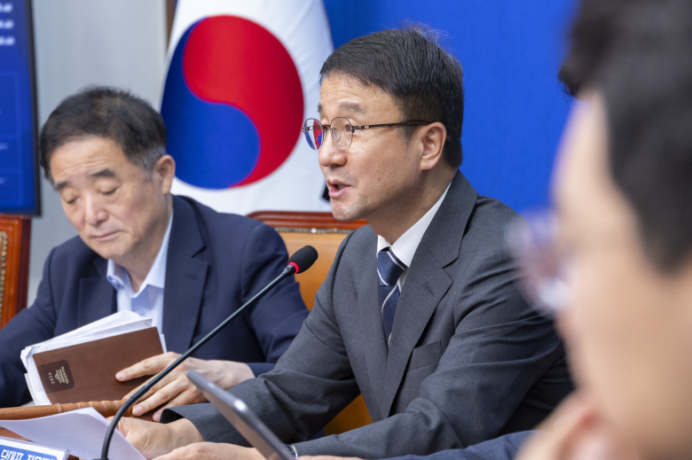 더불어민주당 한병도 당 대표 직무대행 및 원내대표가 1일 국회에서 열린 최고위원회의에서 22대 하반기 국회 운영 방향에 대해 말하고 있다. 연합