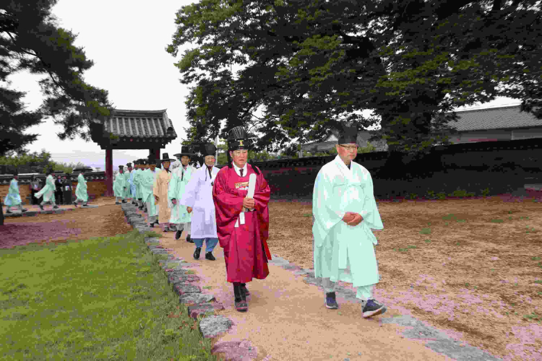청도향교 대성전에서 제12대 박권현 청도군수 취임을 알리는 고유제를 봉행했다. 사진제공=청도군