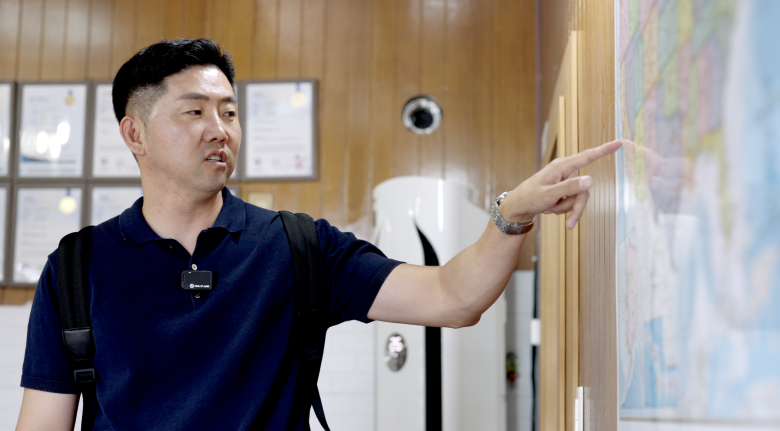 황리단길에 마련한 실습 공간에서 세계지도를 보며