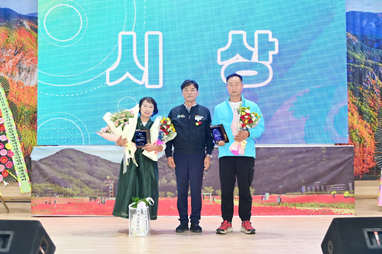윤경희 청송군수가 농업·농촌 발전에 기여한 우수 회원들에 대한 표창을 수여했다. 사진제공=청송군