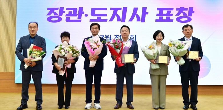 2026년 경상북도 지방세 성실납세자로 선정된 조일알미늄㈜(대표 이영호), 의료법인 근원의료재단(이사장 정민혜), ㈜케이피씨엠(대표 안장홍)에 경상북도지사 표창패를 전달했다.
